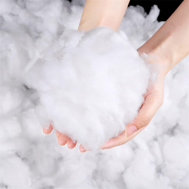 雪绒 - 灵感的纯棉馅，突出显示其轻巧和蓬松的感觉