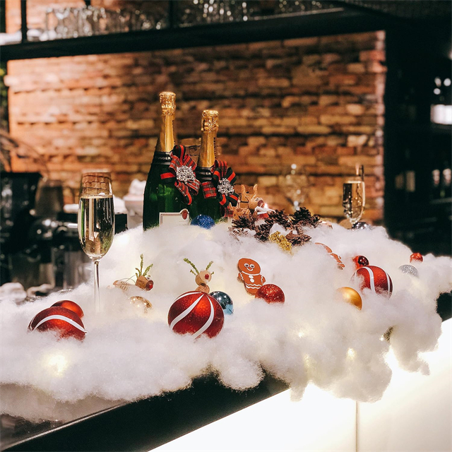 圣诞假雪地装饰棉像蓬松的室内雪