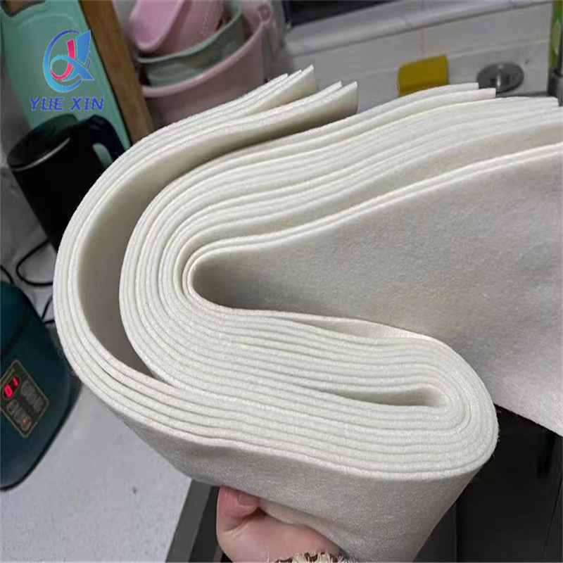 工业设施中展开的白色吸油垫